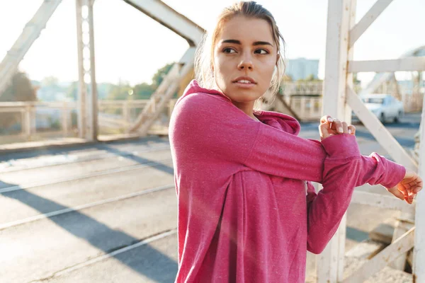 Attraktiv Ung Fitness Kvinna Tränar Utomhus Bron Stretching Motion — Stockfoto