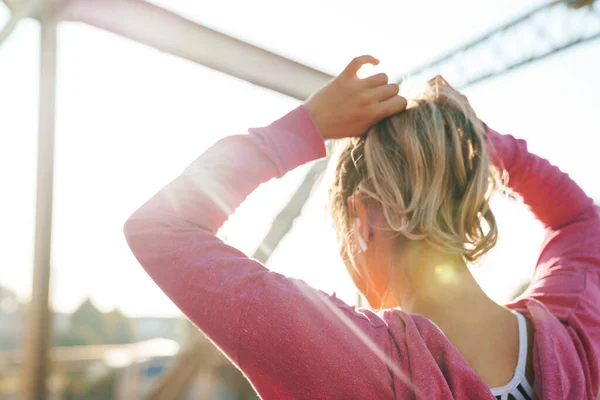 Photo Beautiful Pretty Young Fitness Woman Posing Outdoors Listening Music — Stock Photo, Image