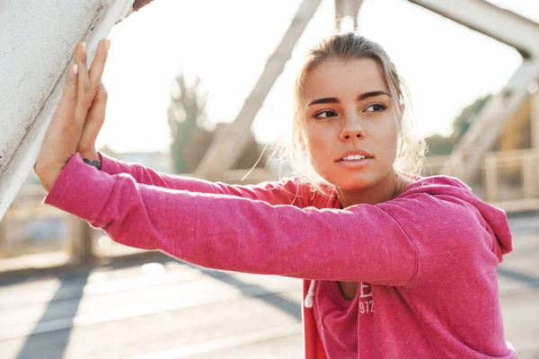 Foto Una Hermosa Joven Fitness Posando Aire Libre — Foto de Stock