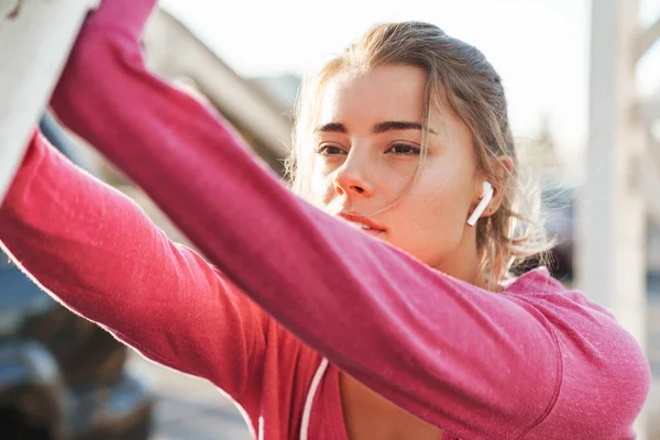 Foto Fantastisk Koncentrerad Ganska Ung Fitness Kvinna Poserar Utomhus Lyssna — Stockfoto