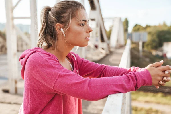 Jolie Jeune Femme Fitness Travaillant Extérieur Sur Pont Écoutant Musique — Photo