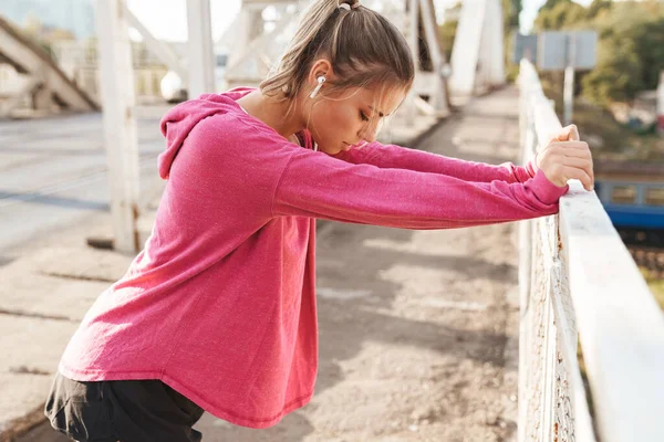 Attraktiv Ung Fitness Kvinna Tränar Utomhus Bron Stretching Motion — Stockfoto