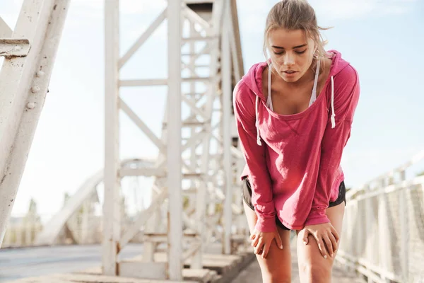 Attraktiv Ung Fitness Kvinna Träna Utomhus Bron Lyssna Musik Med — Stockfoto