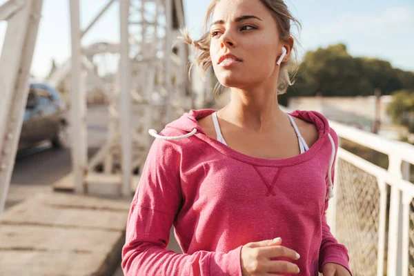 Foto Van Een Jonge Fitnessvrouw Buiten Luisterend Naar Muziek Met — Stockfoto