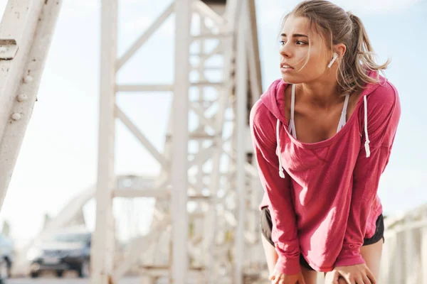 Attraktiv Ung Fitness Kvinna Träna Utomhus Bron Lyssna Musik Med — Stockfoto