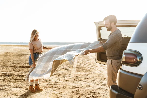 Foto Van Een Positief Jong Geweldig Liefdevol Paar Buitenshuis Buurt — Stockfoto