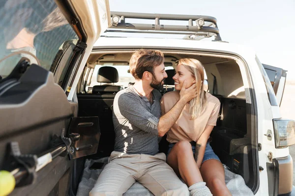 Imagem Jovem Bonito Incrível Casal Amoroso Livre Abraçando Carro Praia — Fotografia de Stock