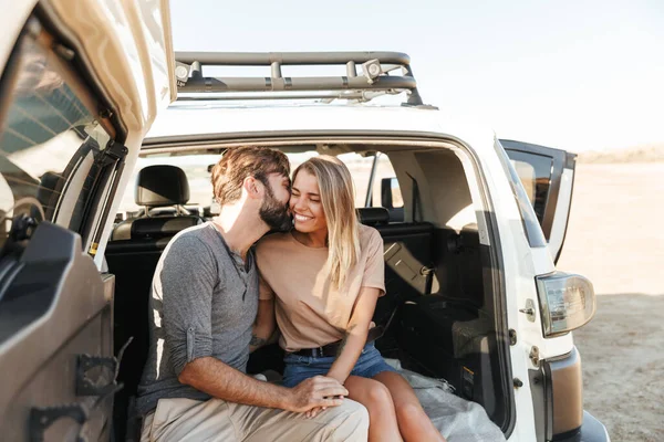 Afbeelding Van Een Positieve Blij Jong Geweldig Liefdevol Paar Buiten — Stockfoto