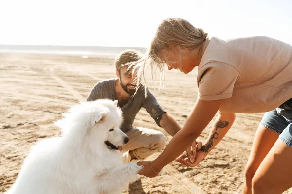 Vrolijk Jong Stel Wandelen Het Strand Spelen Met Hun Hond — Stockfoto