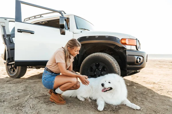 Imagen Feliz Mujer Joven Increíble Abrazar Perro Samoyed Aire Libre —  Fotos de Stock