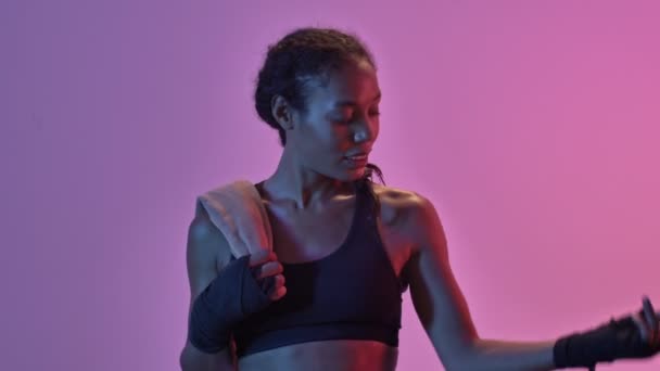 Joyeux Boxeur Sport Africaine Femme Debout Avec Serviette Montrant Son — Video