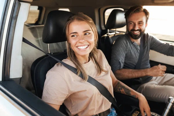 Bild Von Fröhlich Positive Junge Erstaunliche Liebende Paar Mit Hund — Stockfoto