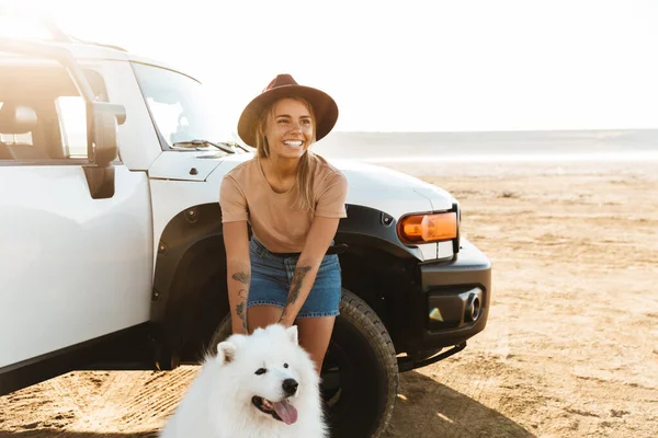 Afbeelding Van Vrolijke Jonge Vrouw Knuffelen Een Hond Samoyed Buiten — Stockfoto