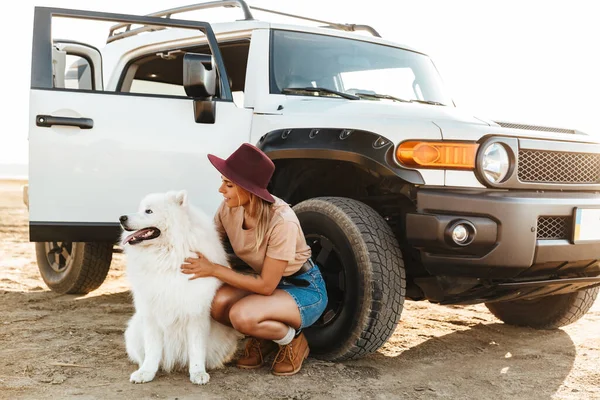 Afbeelding Van Gelukkige Verbazingwekkende Jonge Vrouw Knuffelen Een Hond Samoyed — Stockfoto