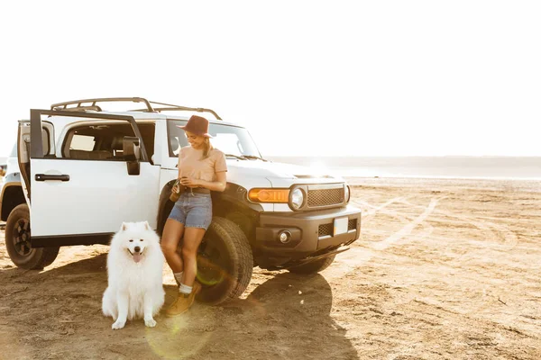 Imagem Feliz Incrível Jovem Mulher Com Cão Samoyed Livre Praia — Fotografia de Stock