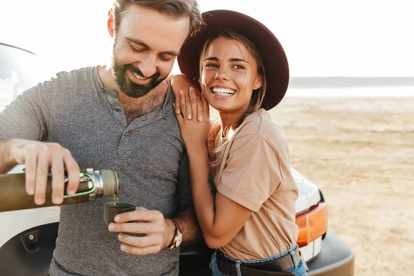 Foto Van Jong Gelukkig Liefdevol Paar Buiten Het Strand Buurt — Stockfoto