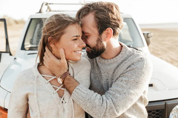 Foto Unga Glada Leende Glada Kärleksfulla Par Utomhus Stranden Nära — Stockfoto