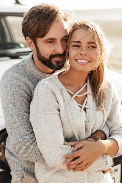 Foto Pareja Joven Alegre Cariñosa Aire Libre Playa Cerca Abrazos — Foto de Stock