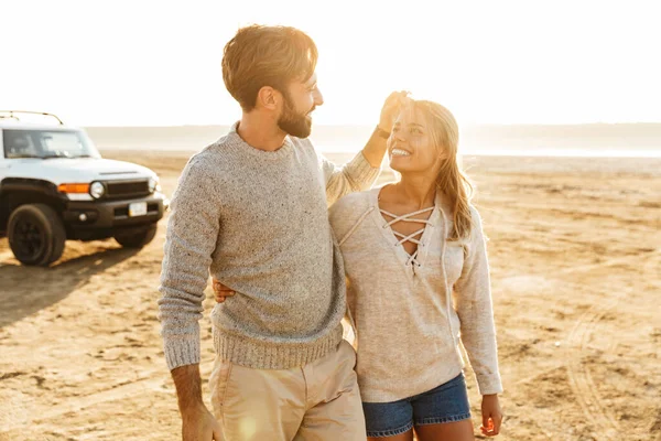 Foto Van Jong Blij Glimlachen Gelukkig Liefhebbend Paar Buiten Strand — Stockfoto