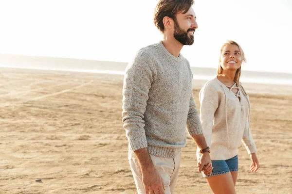 Foto Joven Complacido Sonriendo Feliz Pareja Amorosa Aire Libre Playa —  Fotos de Stock