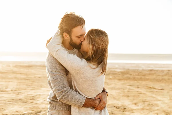 Belo Jovem Casal Praia Ensolarada Abraçando Beijando — Fotografia de Stock