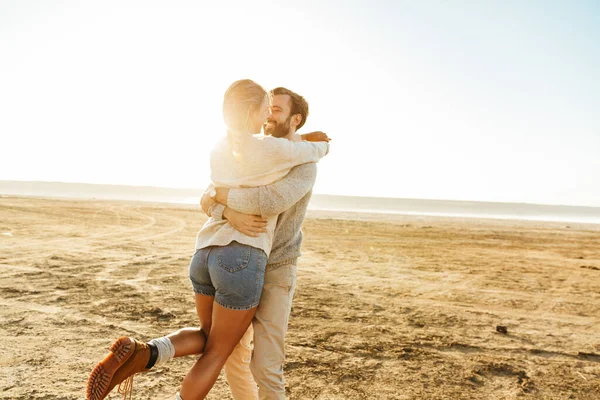 Schönes Junges Paar Steht Sonnigen Strand Und Umarmt Sich — Stockfoto