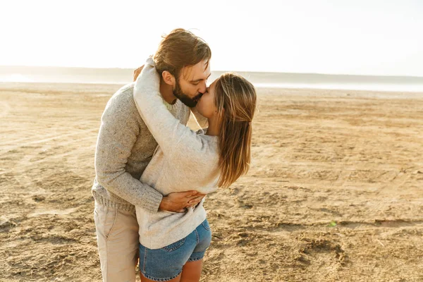 Schönes Junges Paar Steht Sonnigen Strand Umarmt Küsst — Stockfoto