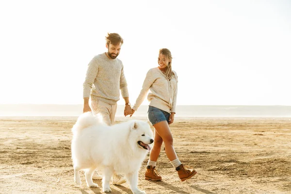 Vrolijk Jong Stel Wandelen Het Strand Spelen Met Hun Hond — Stockfoto