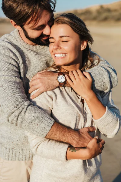 Foto Jovens Satisfeitos Sorrindo Casal Amoroso Feliz Livre Praia Abraçando — Fotografia de Stock