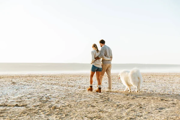 Fröhliches Junges Paar Geht Strand Spazieren Und Spielt Mit Seinem — Stockfoto