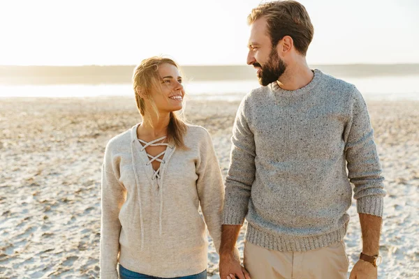 Beau Jeune Couple Debout Plage Ensoleillée Tenant Main Regardant — Photo