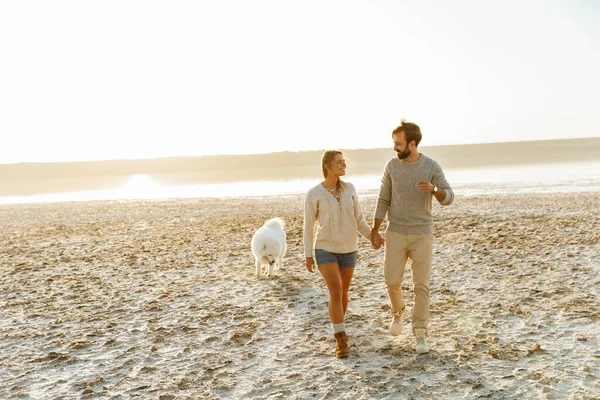 Fröhliches Junges Paar Geht Strand Spazieren Und Spielt Mit Seinem — Stockfoto