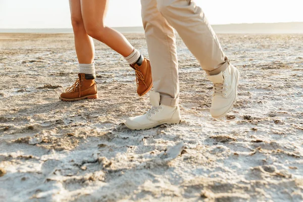 Przycięty Obraz Młodej Kochającej Pary Świeżym Powietrzu Spacerze Plaży — Zdjęcie stockowe