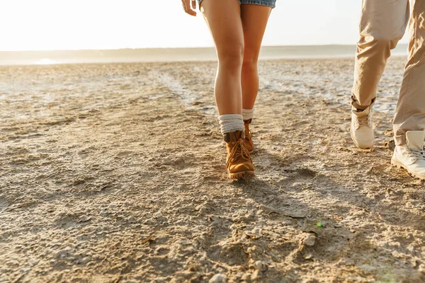 Zugeschnittenes Bild Eines Jungen Verliebten Paares Beim Strandspaziergang — Stockfoto