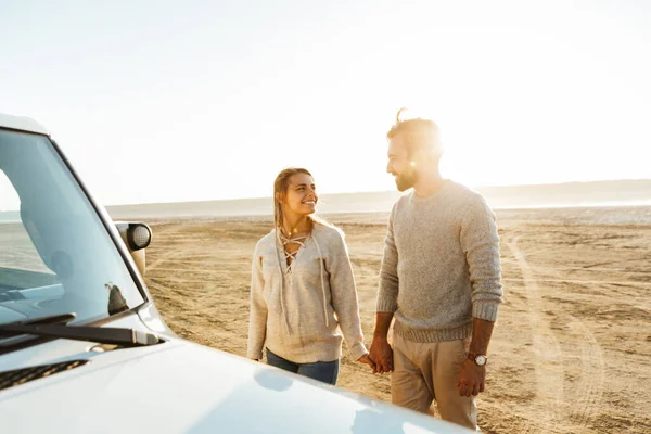 Photo Young Pleased Smiling Happy Loving Couple Outdoors Beach Car — Stock Photo, Image