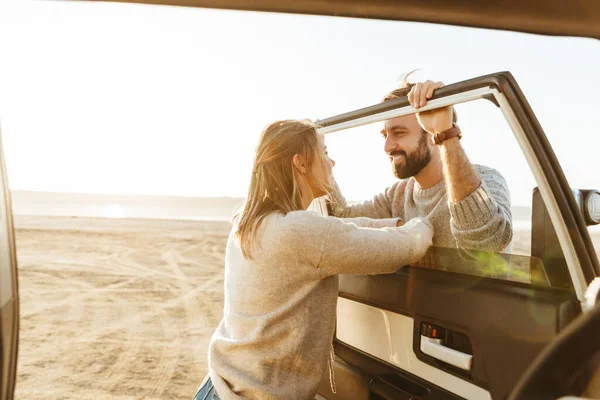 Foto Giovane Felice Allegra Coppia Amorevole All Aperto Spiaggia Vicino — Foto Stock