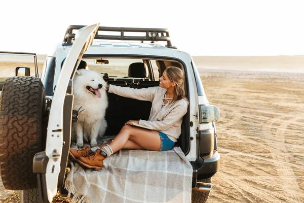 Bild Positiv Glad Ung Kvinna Med Hund Samoyed Utomhus Stranden — Stockfoto