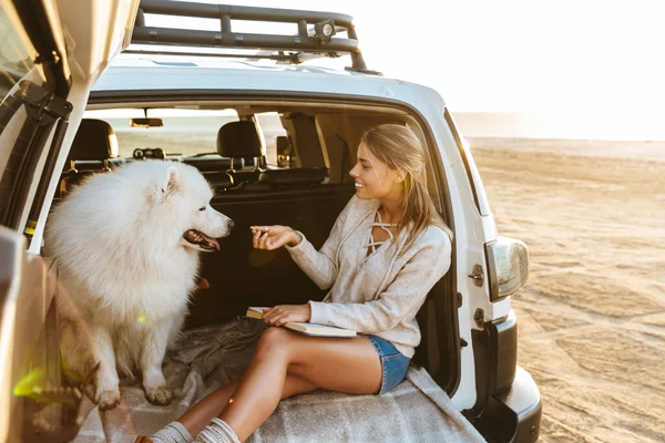 Afbeelding Van Gelukkige Jonge Vrouw Met Hond Samoyed Buiten Het — Stockfoto
