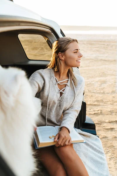 Imagen Joven Feliz Con Perro Samoyed Aire Libre Playa Libro —  Fotos de Stock