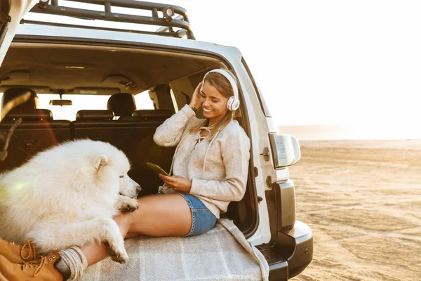 Afbeelding Van Vrolijke Jongedame Met Hond Samoyed Buiten Het Strand — Stockfoto