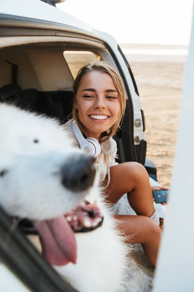 Afbeelding Van Positieve Jonge Vrouw Knuffelen Hond Samoyed Buiten Het — Stockfoto