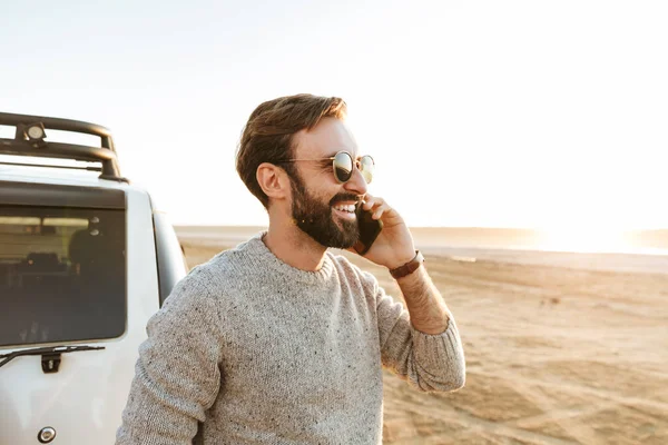 Sonriente Joven Hablando Por Teléfono Móvil Mientras Está Parado Coche — Foto de Stock