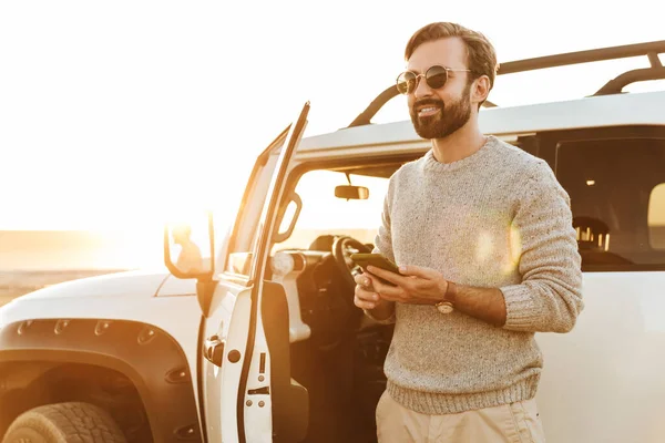 Lächelnder Junger Mann Mit Handy Auto Strand — Stockfoto