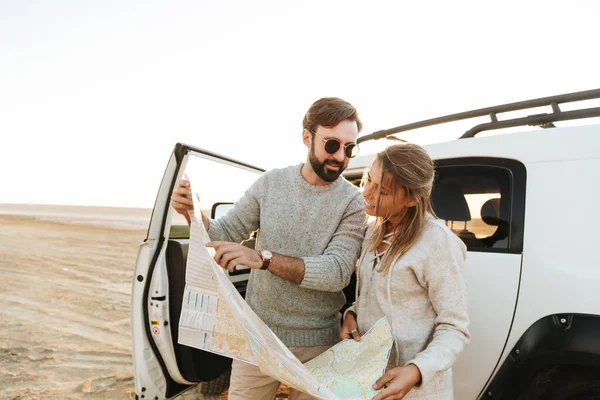 Attraktives Lächelndes Junges Paar Blickt Auf Die Reisekarte Die Strand — Stockfoto