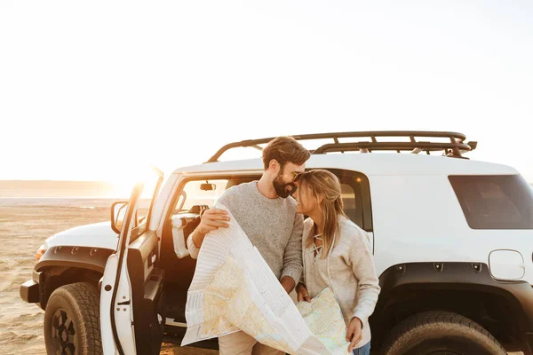 Atraente Sorrindo Jovem Casal Olhando Para Mapa Viagem Carro Praia — Fotografia de Stock