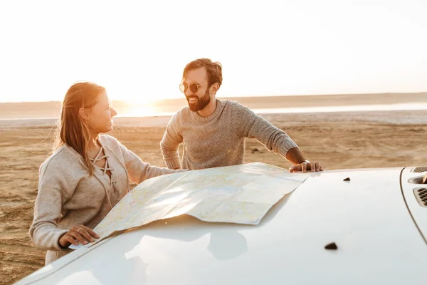 Aantrekkelijk Lachend Jong Echtpaar Kijkend Naar Reiskaart Bij Auto Aan — Stockfoto