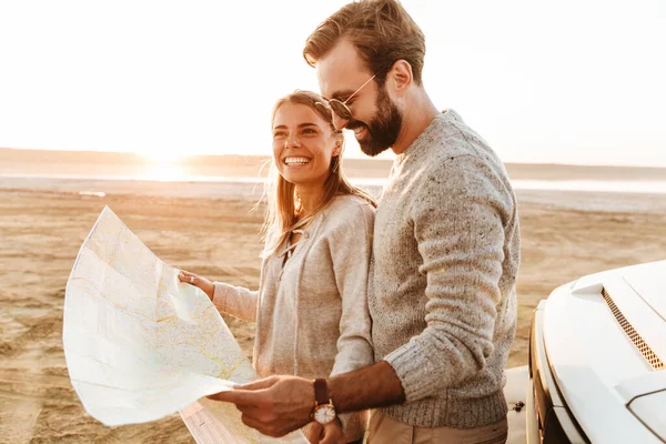 Attractive Smiling Young Couple Looking Travel Map Standing Car Beach — Stock Photo, Image