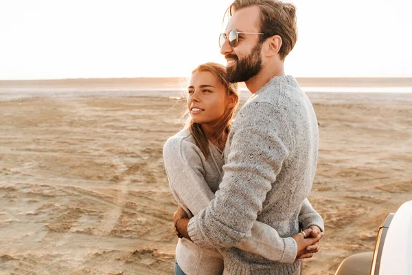 Beau Jeune Couple Souriant Heureux Debout Près Une Voiture Plage — Photo