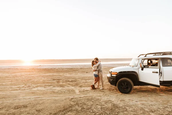 Mooi Gelukkig Jong Stel Staand Aan Het Zonnige Strand Knuffelen — Stockfoto