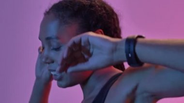 Neşeli Afrikalı spor kadın dansını ve izole edilmiş el fenerlerini yakından izleyin.